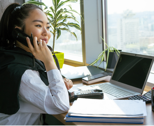 femme au telephone fonctionnalité prestashop