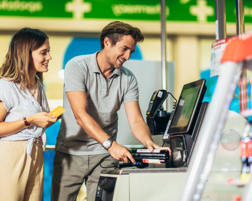 indian-man-customer-store-place-orders-pay-by-contactless-credit-card-mobile-phone-through-self-pay-floor-kiosk-fast-food-payment-terminal-pay-pass 2 (2) Borne de commande